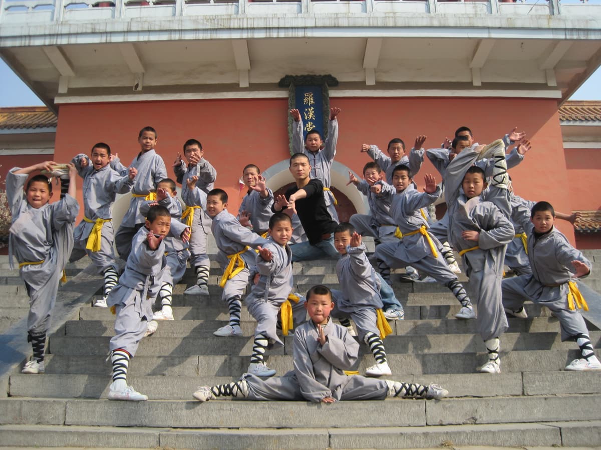 Master Zhu กับนักเรียนเด็กๆ ในชุดกังฟูที่วัดเส้าหลิน